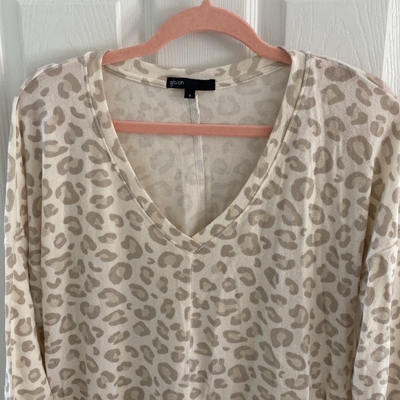Gibson Nordstrom V-Neck Tunic Top in Oatmeal Animal Print size small - Picture 4 of 10
